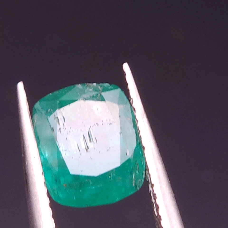 Esmeralda Panjshir natural de 2,59 quilates con certificación GGI en corte cojín Foto 4 de 4