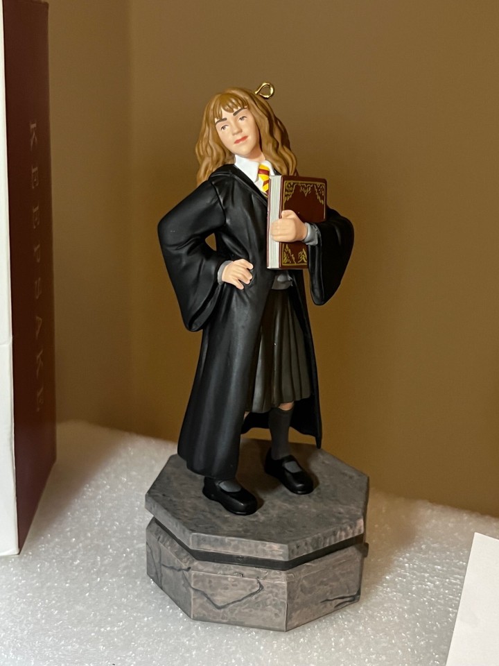 Hallmark Harry Potter Ornament - Hermine Granger Mit Buch, 9x3,5x3cm
