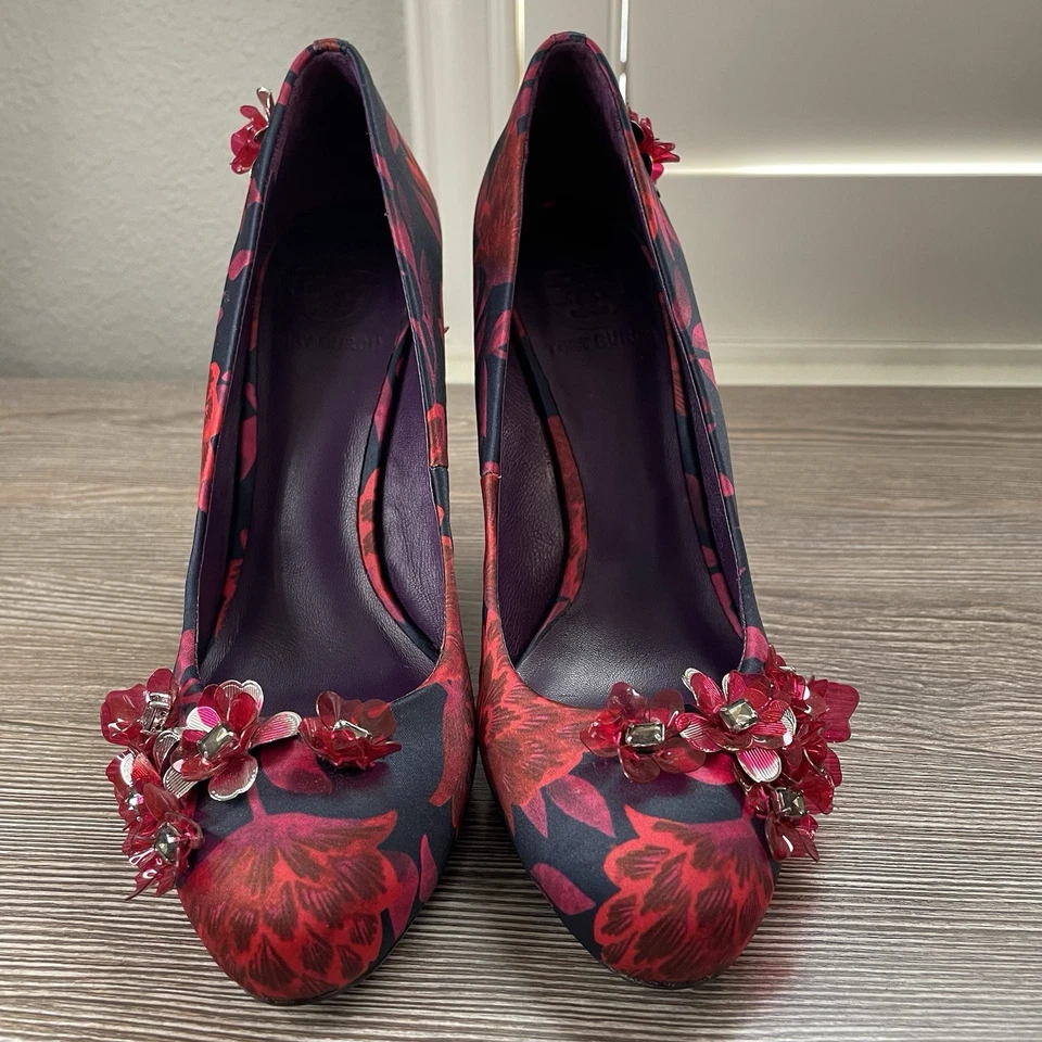 Usado en Excelente Condición Tory Burch "Elmira" Azul Marino 3D Floral Cuña Estampado Mate Satinado, 7M, Precio de venta sugerido por el fabricante $425 Foto 3 de 4