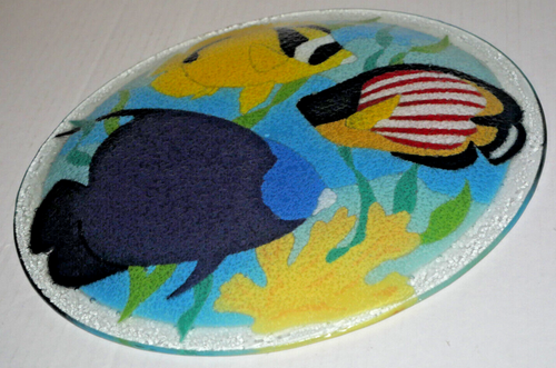 Peggy Karr fused glass salt water tropical fish signed plate multicolor - Picture 2 of 3
