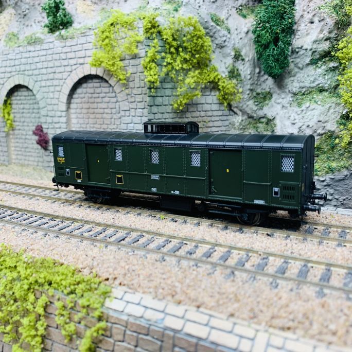 Fourgon OCEM 30 SNCF époque III digital HO train miniature REE VB-109S