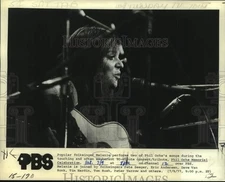 1977 Press Photo Folksinger Melanie performing at Phil Ochs Memorial Celebration