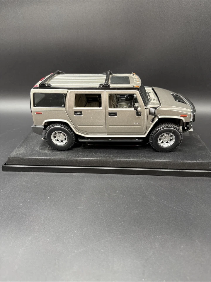 Maisto Premiere Edition Silver Hummer H2 SUV 1:18  - Image 3 of 4