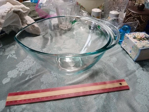 Pyrex 2.5-qt Teardrop Glass Mixing Bowl with Spout