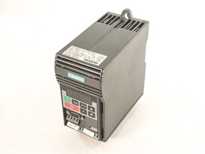Siemens 6SE3211-4DA40 Micromaster Vector Drive 400/500V 3 Phase 2.8A .75HP