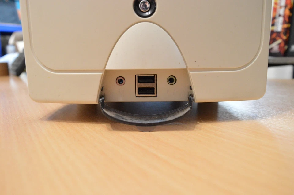 Retro Vintage 90's 00's Beige ATX PC Computer Case - ATX and USB - Image 3 of 4