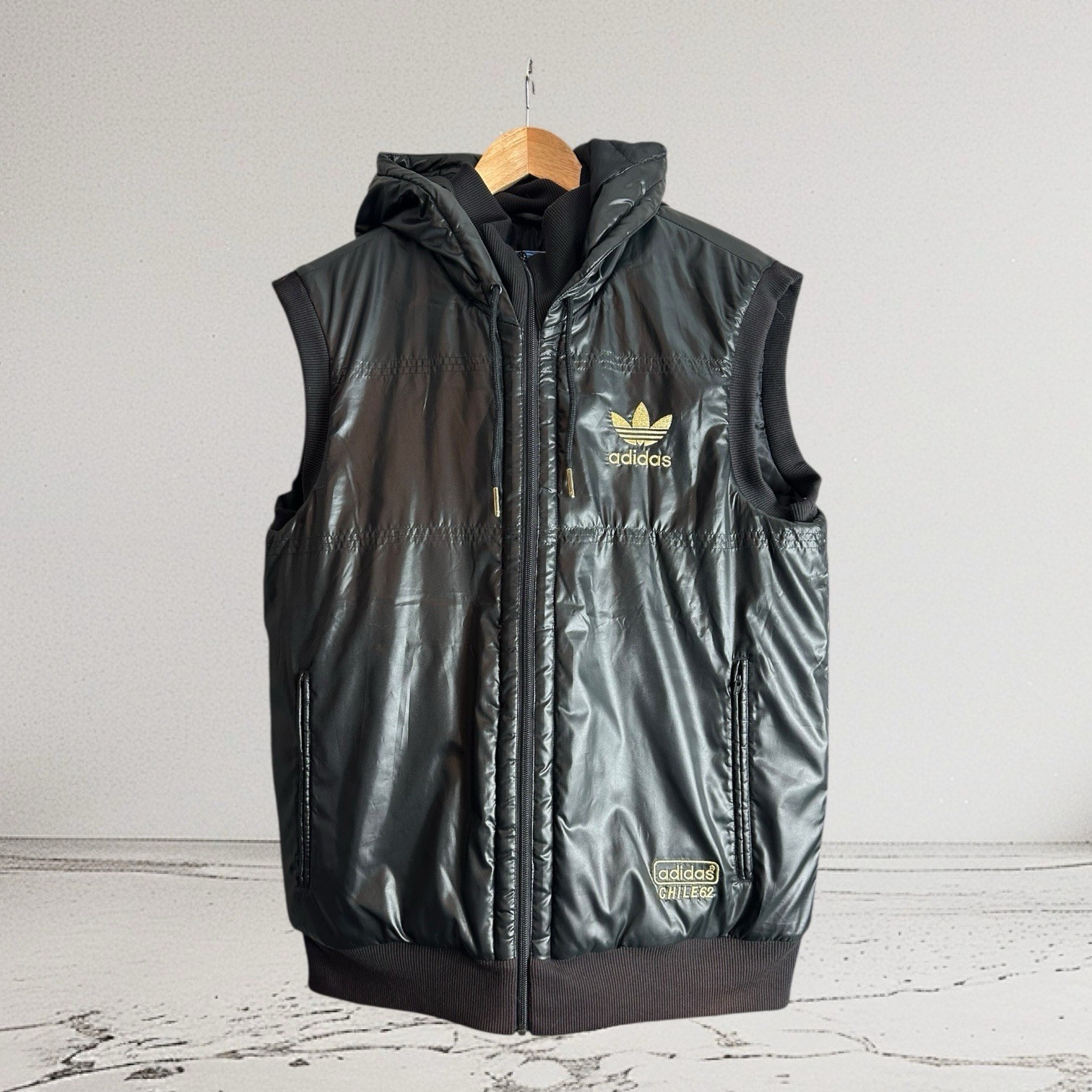 Adidas Originals Chile 62 Hooded Puffer Gilet Size Large Black