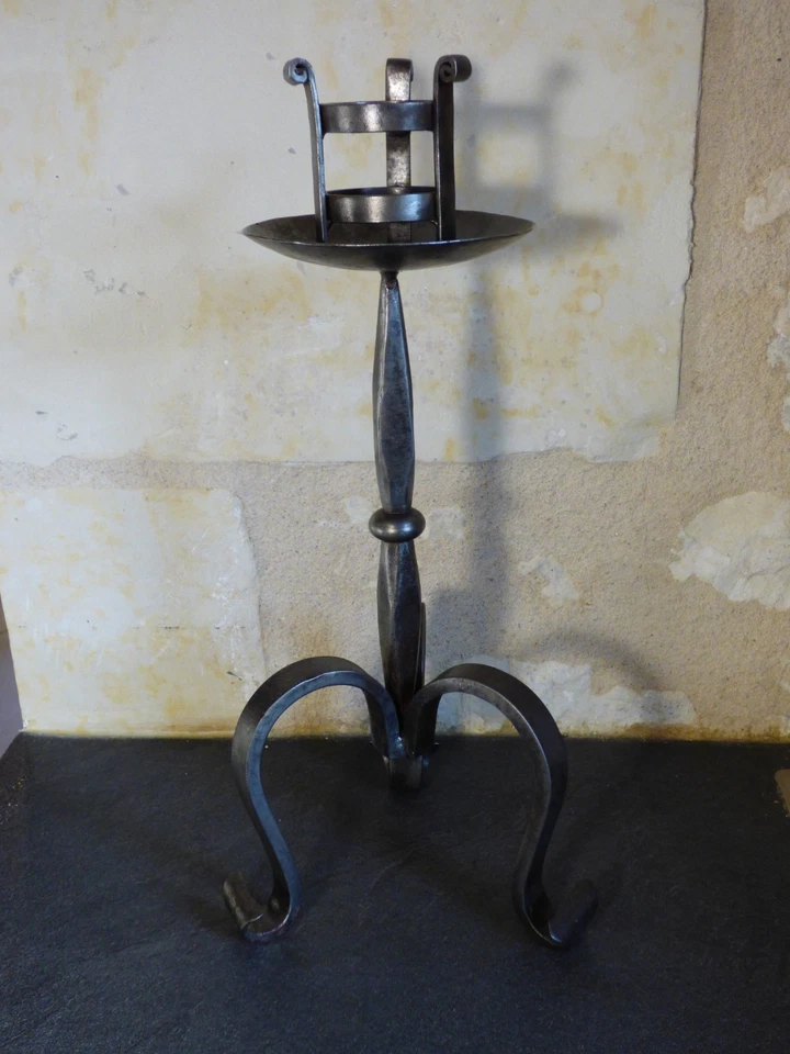 Ancien bougeoir flambeau en fer forgé. Style Haute Epoque, médiéval, gothique. - Photo 2/4
