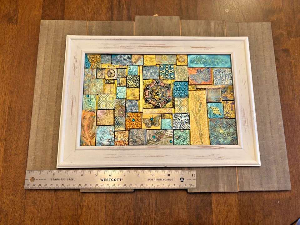 Arte en mosaico hecho a mano arcilla polimérica enmarcada madera medios mixtos firmados 2019 14 x 18" Foto 2 de 4