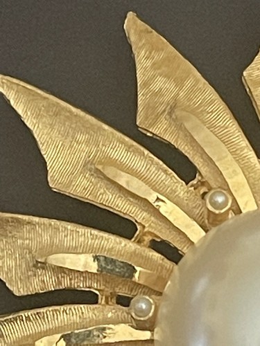 SPILLA GIOIELLO VINTAGE BSK FIRMATA SPILLA TESTURIZZATA TONO ORO PERLA CENTRO 2 3/4” - Foto 2 di 9