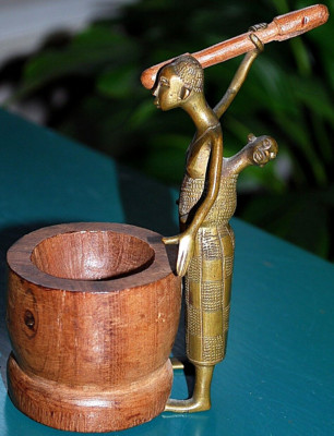 Handmade Primitive TRIBAL AFRICAN BRONZE SCULPTURE Woman W Baby/Wood Pot 5 1/8 