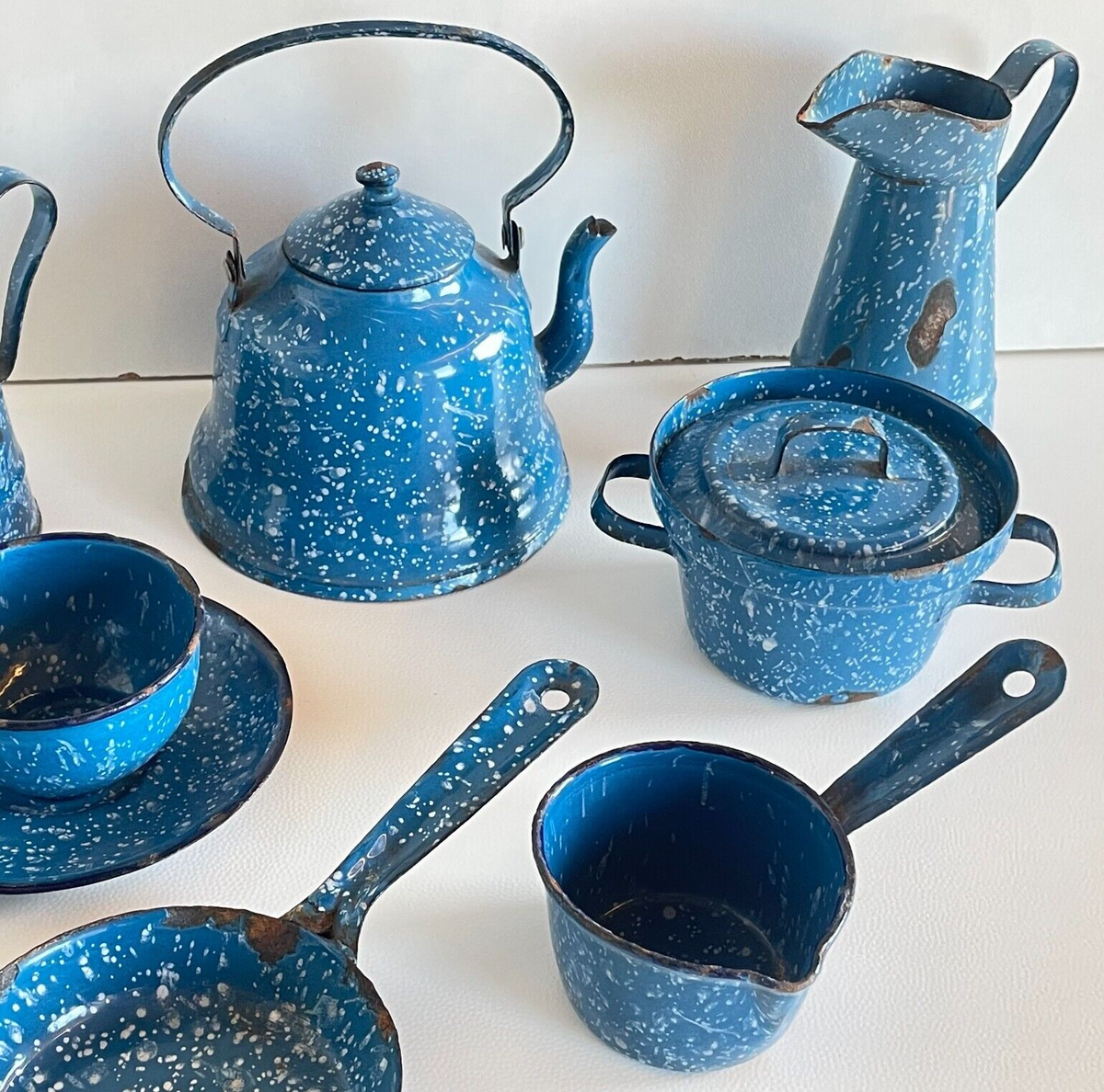 ANCIENS ÉLÉMENTS DE poupee lot de dinette en tole émaillée saleron