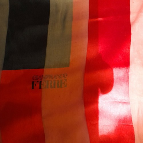 FOULARD 100% SETA FIRMATO GIANFRANCO FERRE' ROSE GIALLE anni '80 VINTAGE - Foto 7 di 8