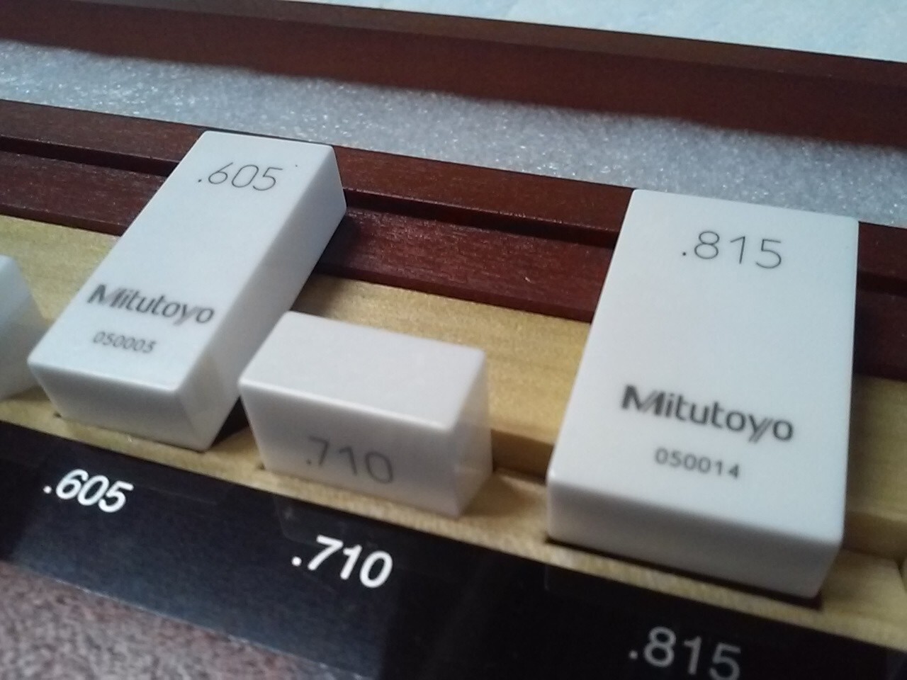 Mitutoyo 51632226 Cera Block Ceramic Gage Block Set, Grade 0, Little