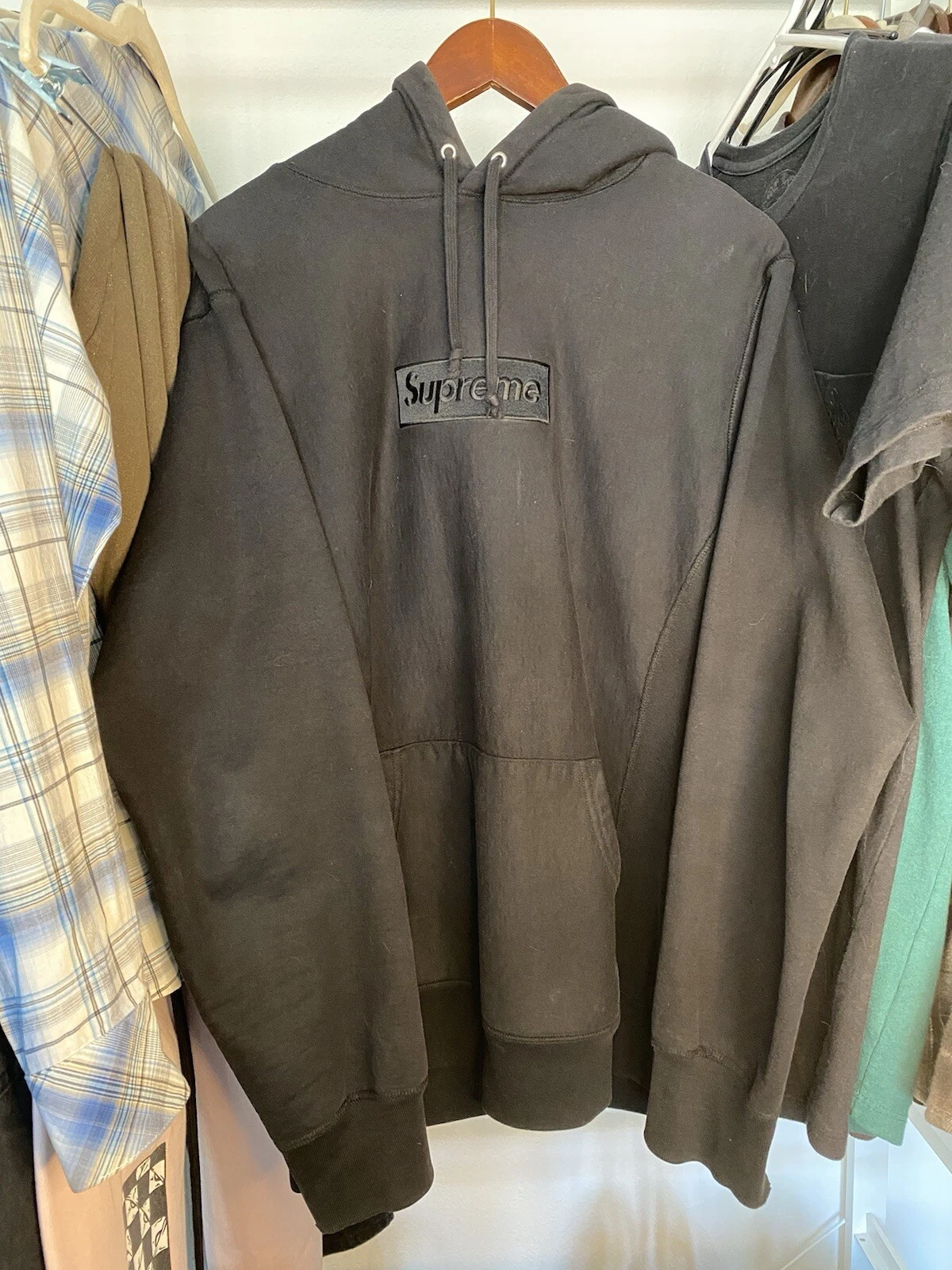 Sweat à capuche ton noir logo Supreme Box