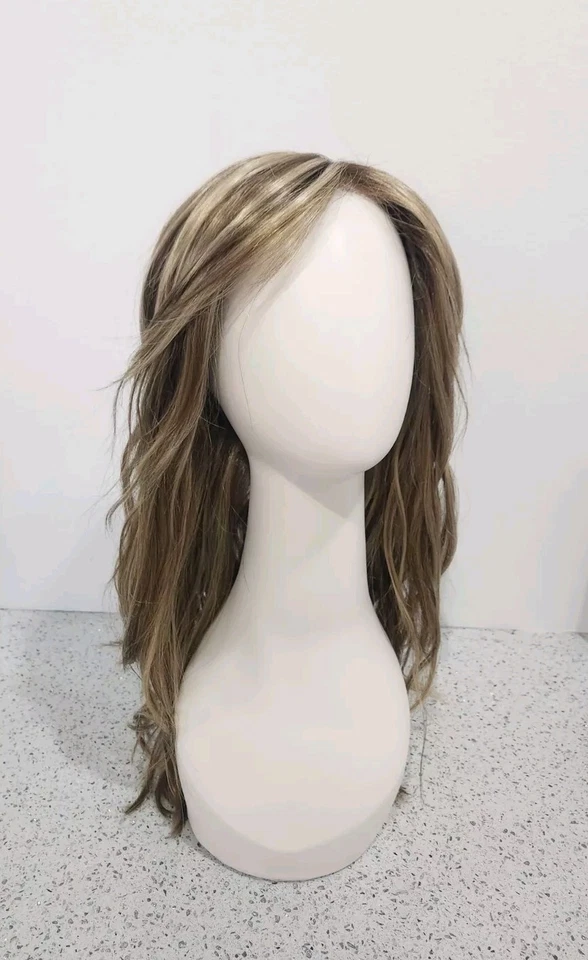 Top largo ondulado Verona by Estetica Designs R12/26CH frente de encaje y monofilamento Foto 4 de 4