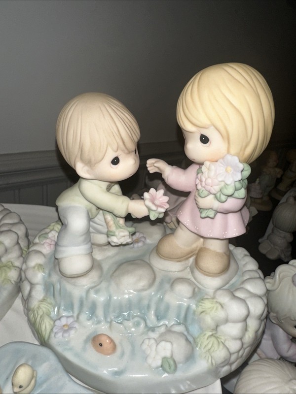Precious Moments Loving Starts With You and Me 2014 Collectors Club Figurine