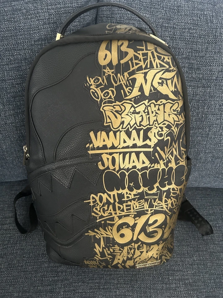Mochila tierra spray graffiti negra y dorada edición limitada Foto 4 de 4