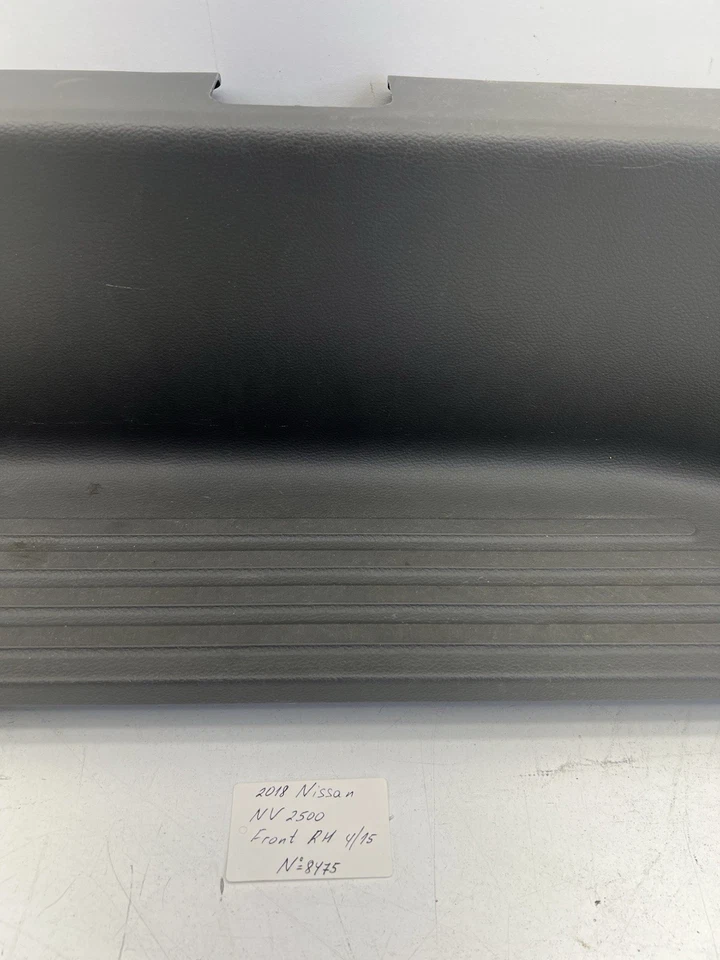 Nissan NV2500 2012-2019 panel de cubierta de escalón de puerta delantera derecha OEM. Foto 2 de 4