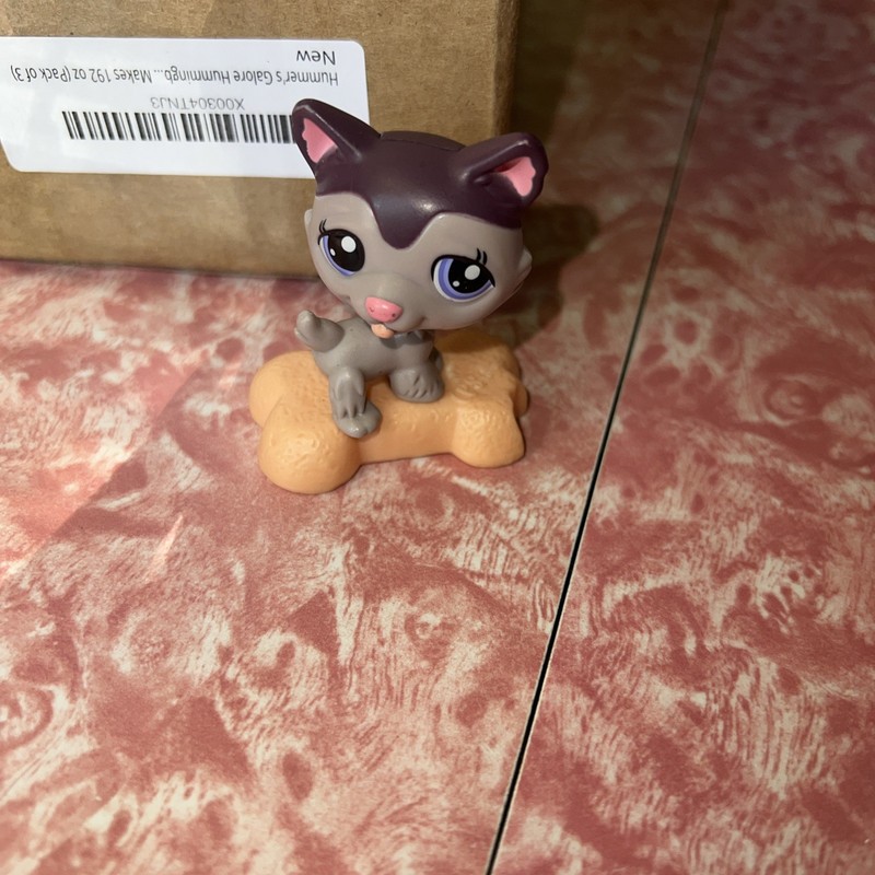 LITTLEST PET SHOP PURPLE HUSKY DOG ON BONE MCDONALDS HAPPY MEAL TOY 2010