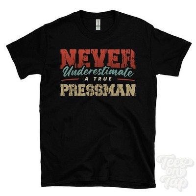 NIEMALS UNTERSCHÄTZEN SIE EIN ECHTES PRESSMAN T-SHIRT - Tragen Sie Ihren Namen stolz