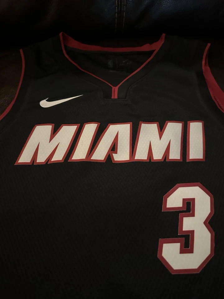 Dwayne Wade Miami Heat Nike Men’s XL Jersey. - Image 4 of 4