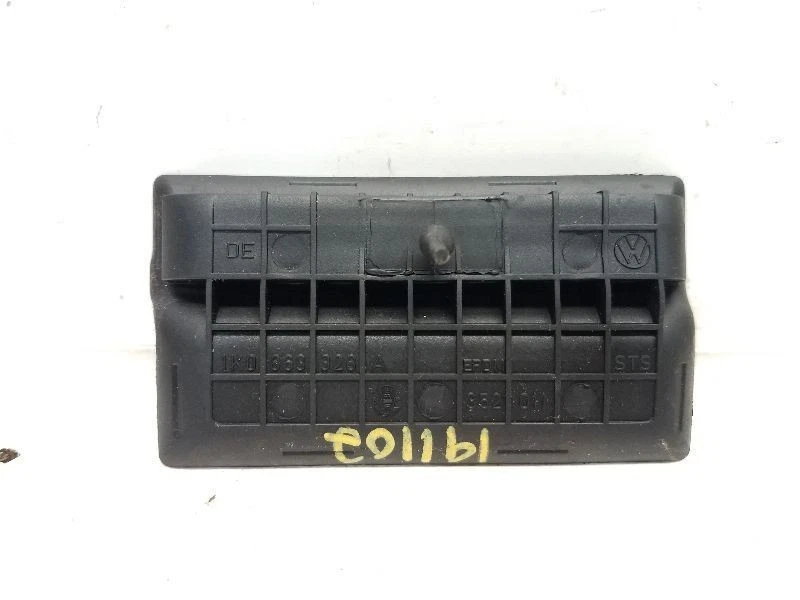 2007 Volkswagen Golf GTI консоль резиновый монета вставить PN: 1K063328 - Изображение 2 из 4