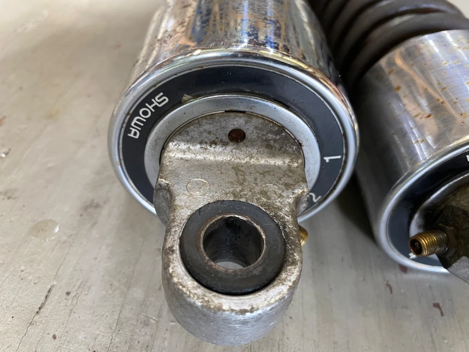 2001 KAWASAKI Vulcan 1500 原始设备制造商一对后减震器有凹痕 — 第 2/4 张图片