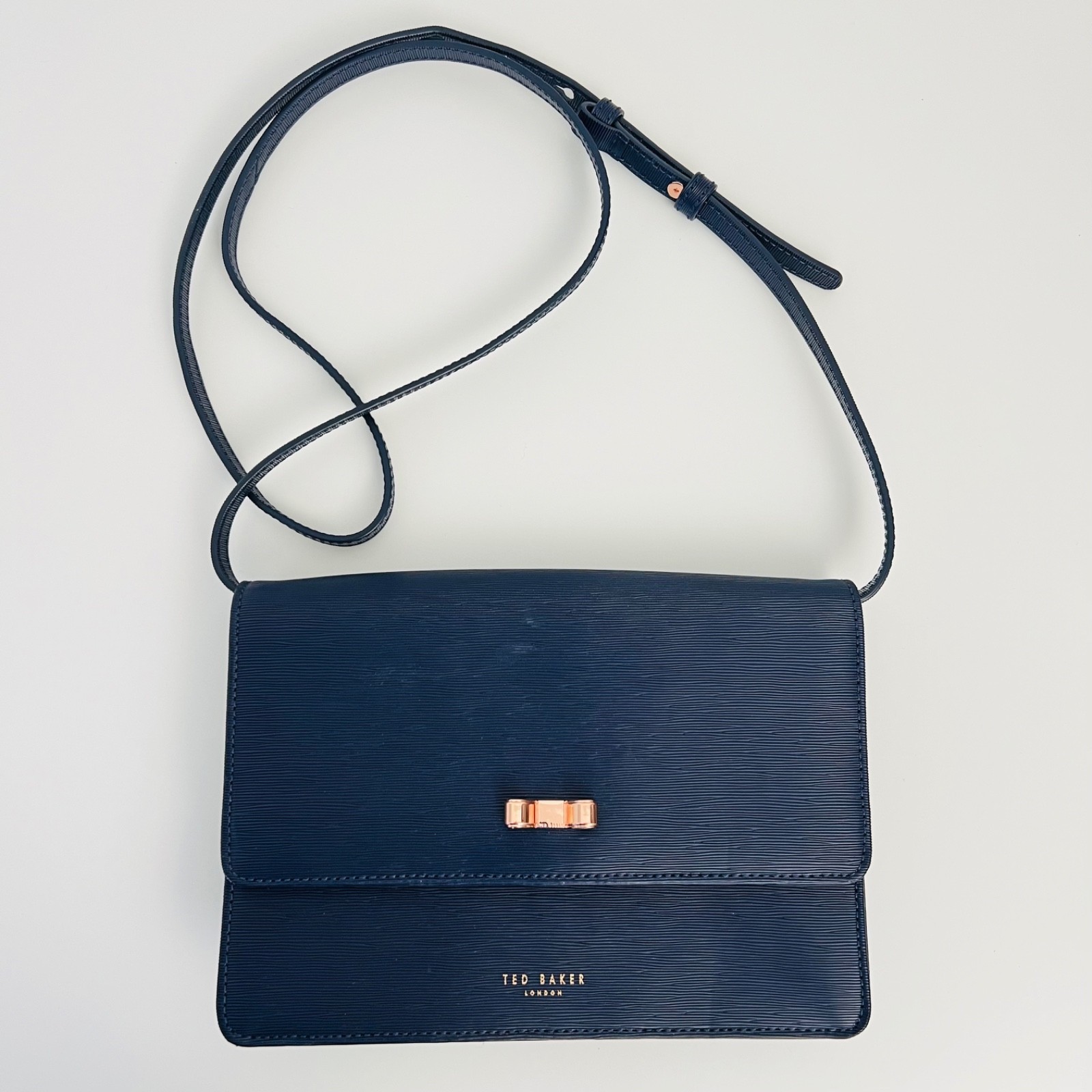 Bandolera Ted Baker azul marino mini lazo de corteza roka con correa cartera texturizada