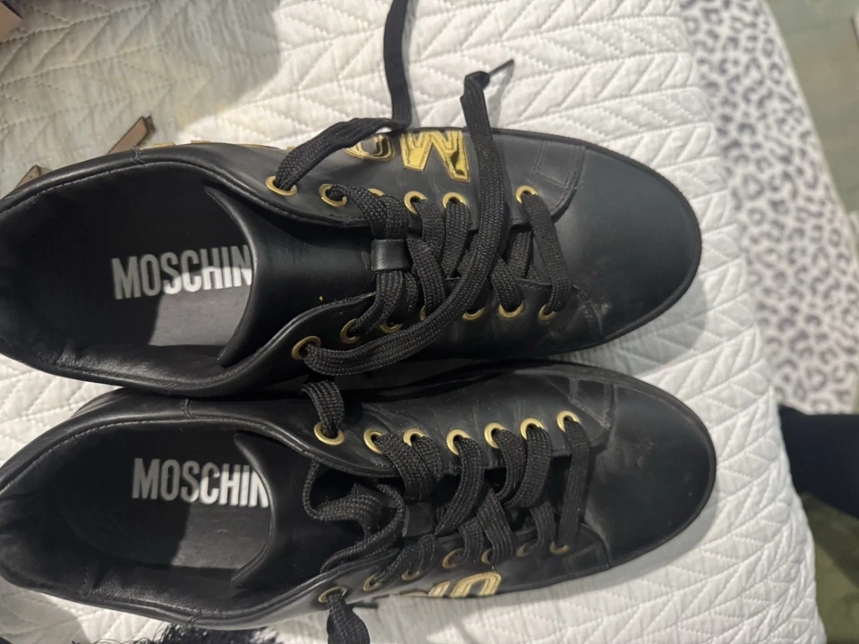 Zapatilla Tenis MOSCHINO Estampado Logo Talla 42 Negra/Dorada. Foto 4 de 4