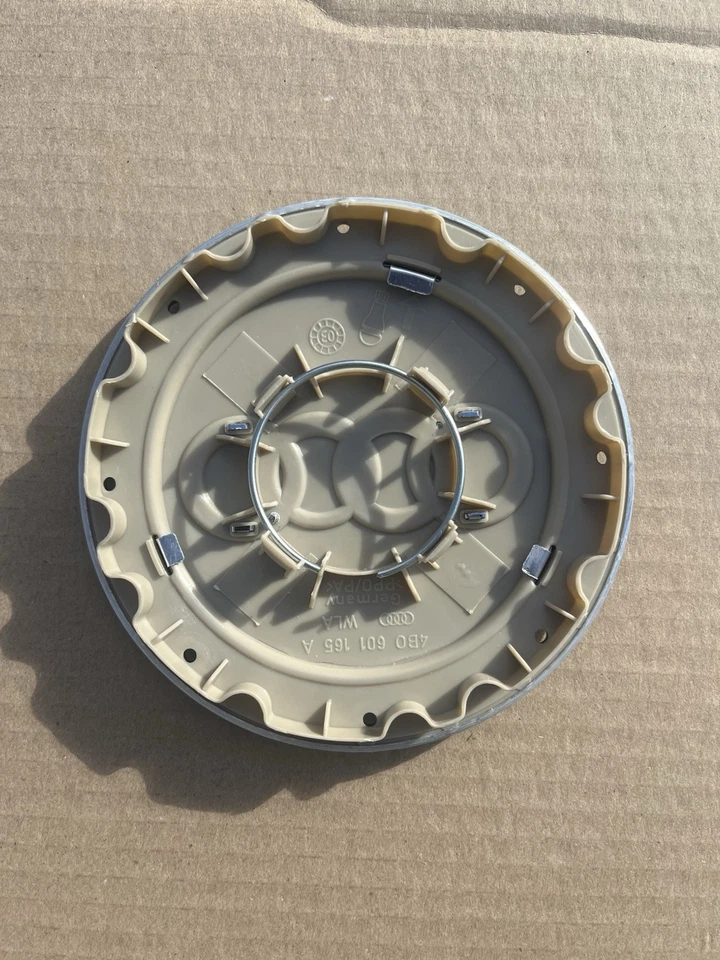 Оригинальный центральный колпак колеса Audi 4B0601165A 4B0 601 165 A A4 1998-2001 годов выпуска - Изображение 4 из 4