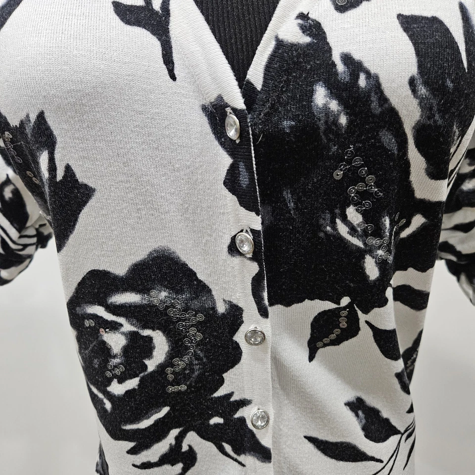 Cárdigan INC International Concepts Blanco Negro Floral Joya Abotonada Mediano  Foto 4 de 4