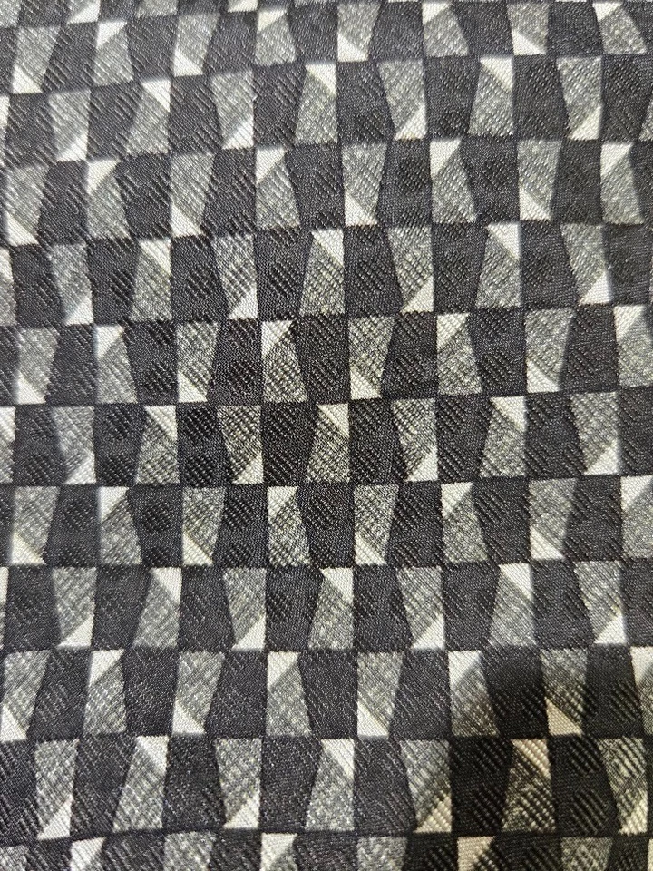 Corbata de seda Guess negra con estampado geométrico hecha en EE. UU. Foto 2 de 4