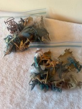  LOT Plastic Soldiers Green And Tan 4  Tall