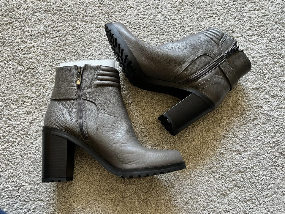 全新 H by Halston 尺码 8.5 皮革 Cara 坡跟踝靴 侧拉链 — 第 2/4 张图片