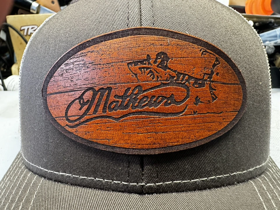 Sombrero de camionero con parche de cuero - Mathews tiro con arco ovalado Foto 4 de 4