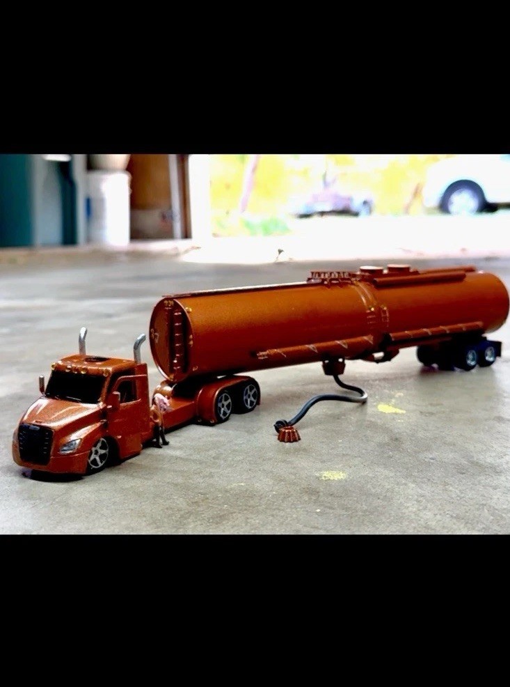 CUSTOM 1/62 Slammed Freightliner -Liquid Transport