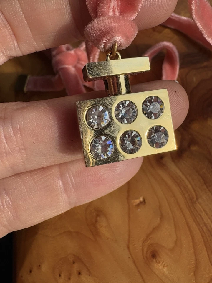 COLLAR DE TERCIOPELO ROSA MICHAEL KORS CON COLGANTE CON DIJE DE BOTELLA DE PERFUME Foto 2 de 4