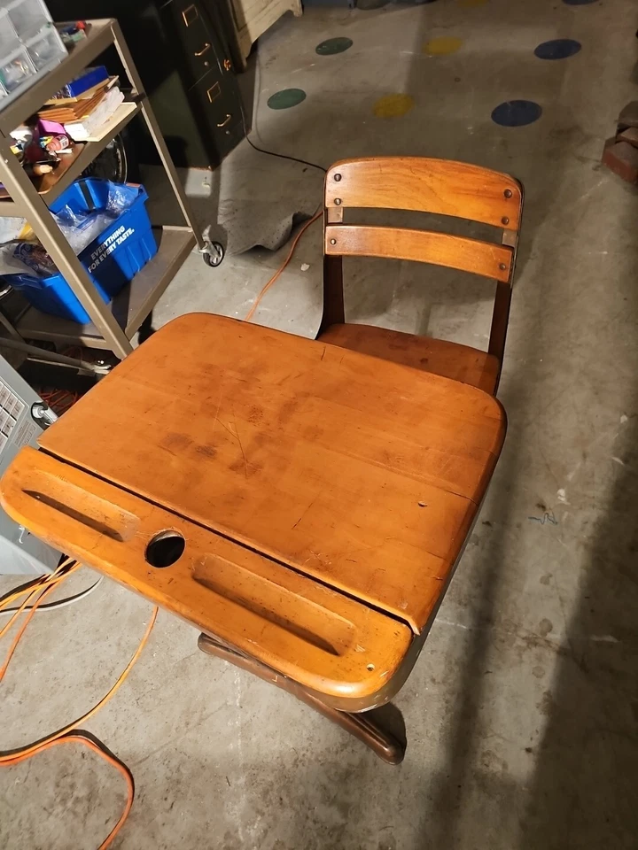 Escritorio escolar infantil vintage años 40 silla giratoria con tapa de madera recortada en tintero Foto 2 de 4