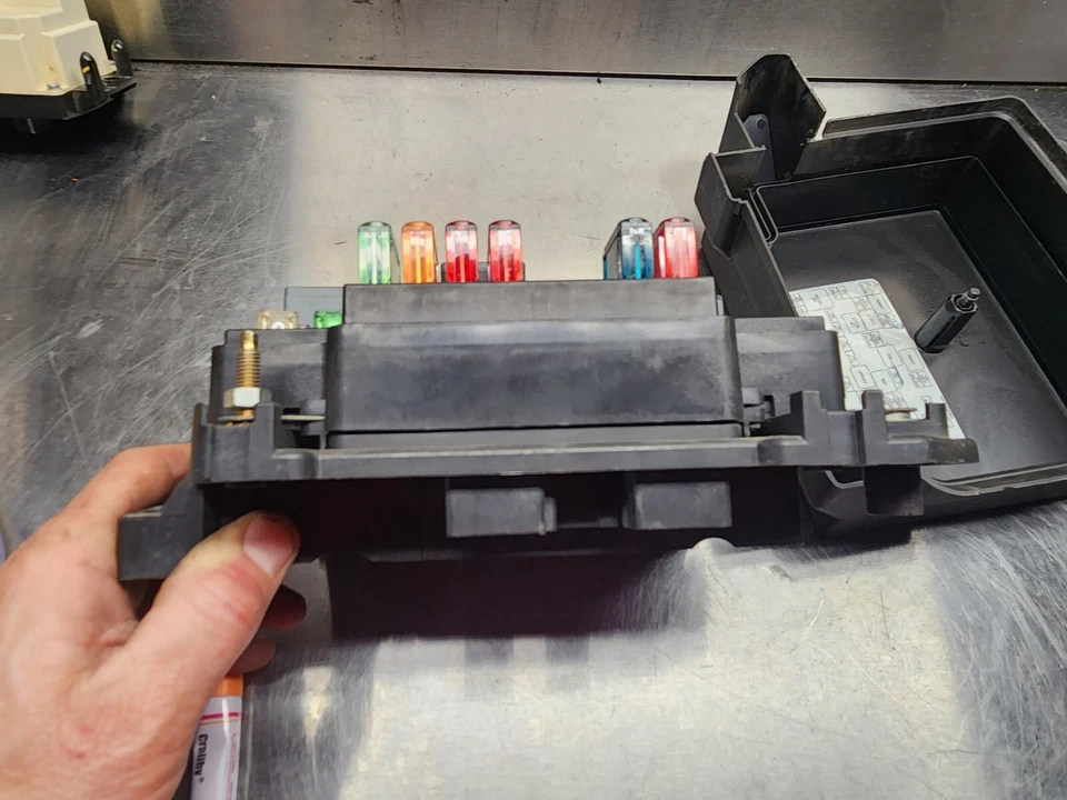 Módulo de caja de fusibles relé de motor Oldsmobile Bravada Envoy 2000-2001 OEM 15328840 Foto 4 de 4