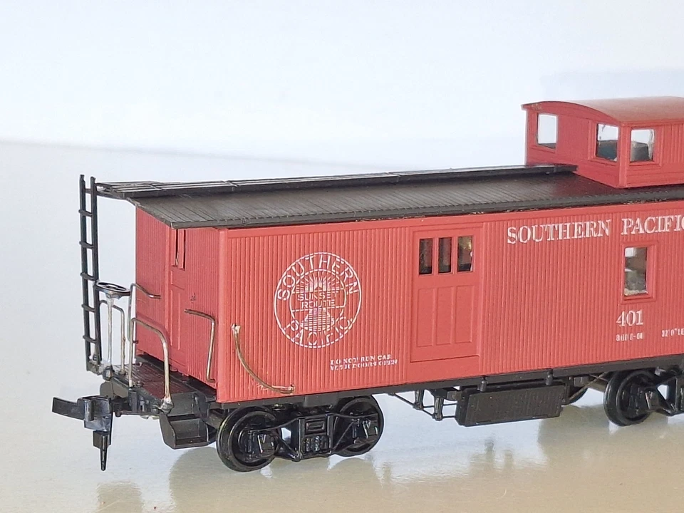 Roundhouse 3434 Southern Pacific Caboose Kit. Good cond. Boxed. HO scale - Image 4 of 4