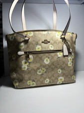 Coach Gallery Tote In Signature Canvas with Daisy Print - Im/Light Khaki EUC