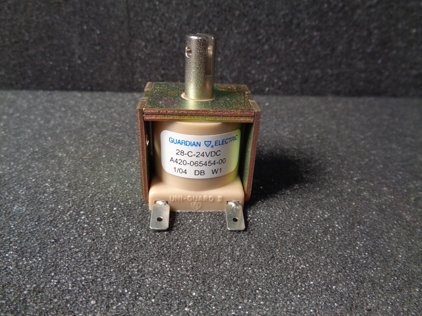 Guardian 28-C-24D Linear Solenoid 24 VDC 116 ohm 5.2 W 21.129 N Pull