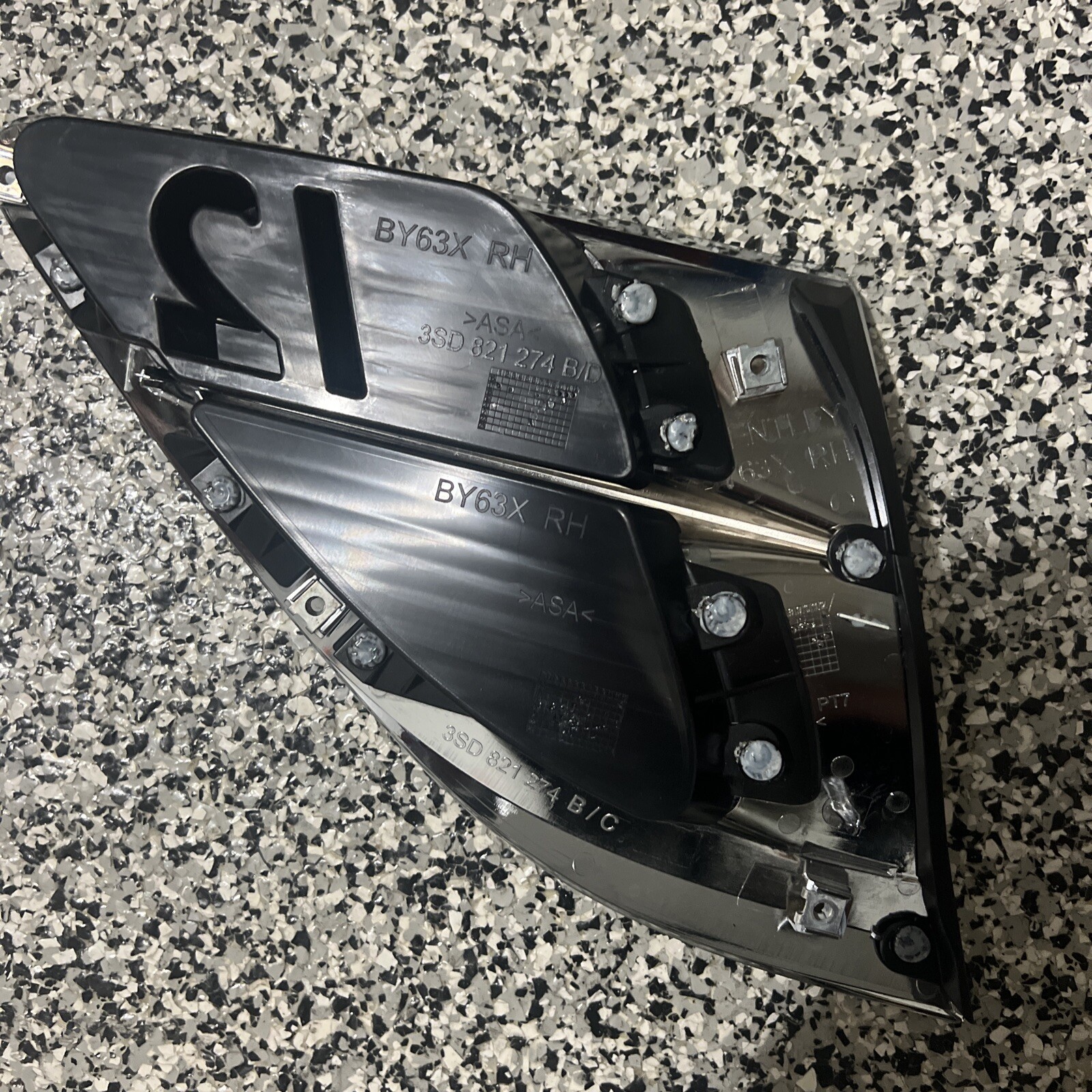 BENTLEY CONTINENTAL GT 2021-2024  right vent grille fender 3SD821274B New Part