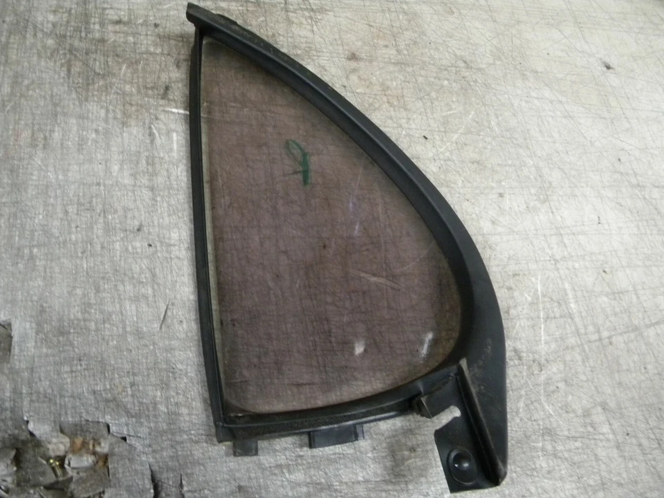 Infiniti J30 1996 ventana de ventilación de fábrica puerta trasera derecha cuarto ventana de cristal Foto 3 de 3