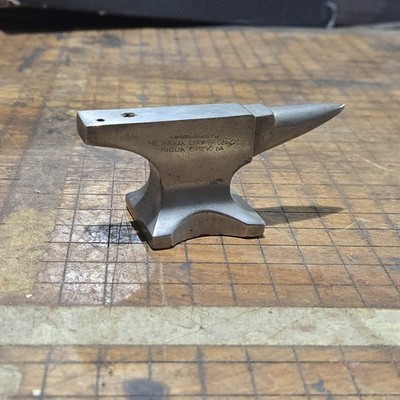 BLACKSMITH VINTAGE ''SIOUX CITY IRON WORKS''  MINIATURE ANVIL SIOUX CITY IA.