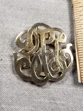 Vintage Jeri Lou Gold Tone Scarf Clip Monogram Open Metal Design B14