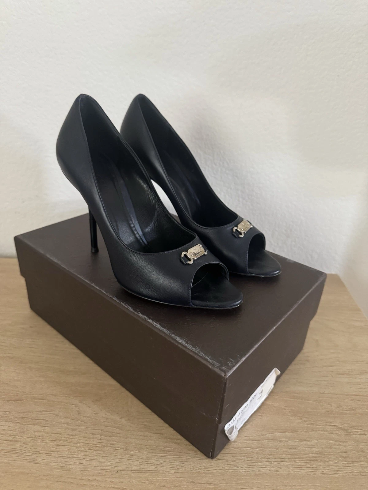 Escarpins Gucci Logo Plate Peep Toe Cuir Noir Femme Taille 37 1/2