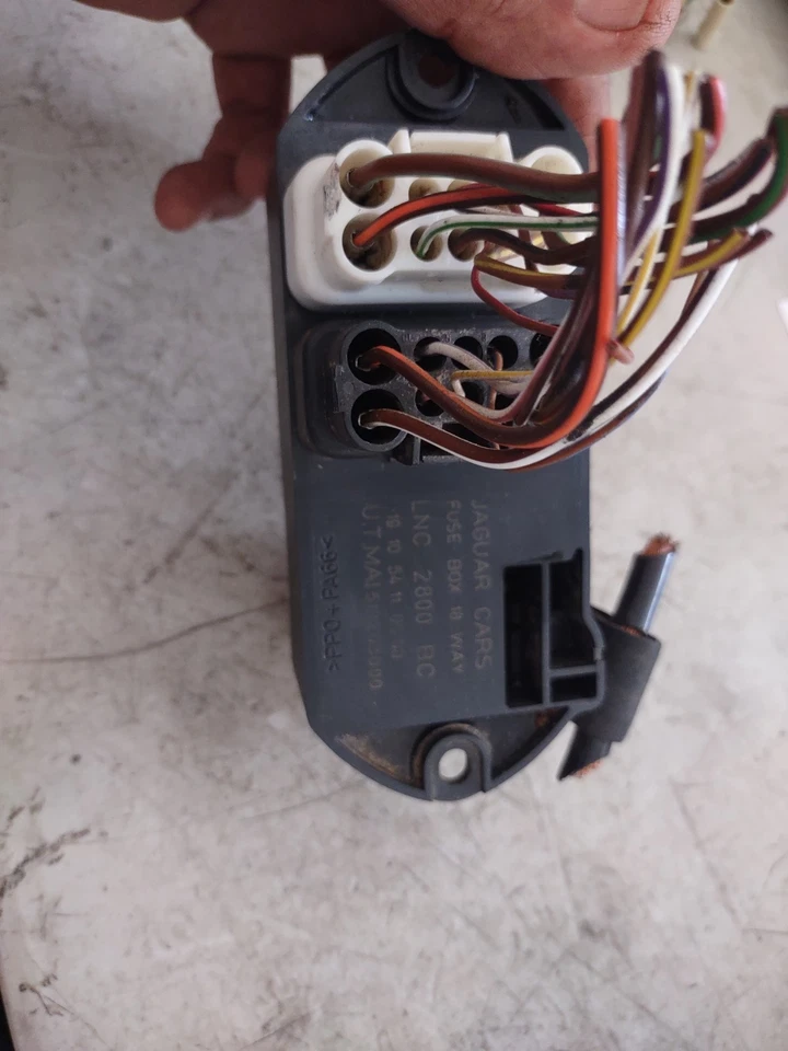 Caja de relé de fusibles Jaguar XJ8 1998-2003 18 vías LNC2800BC enchufes también se ven Foto 4 de 4