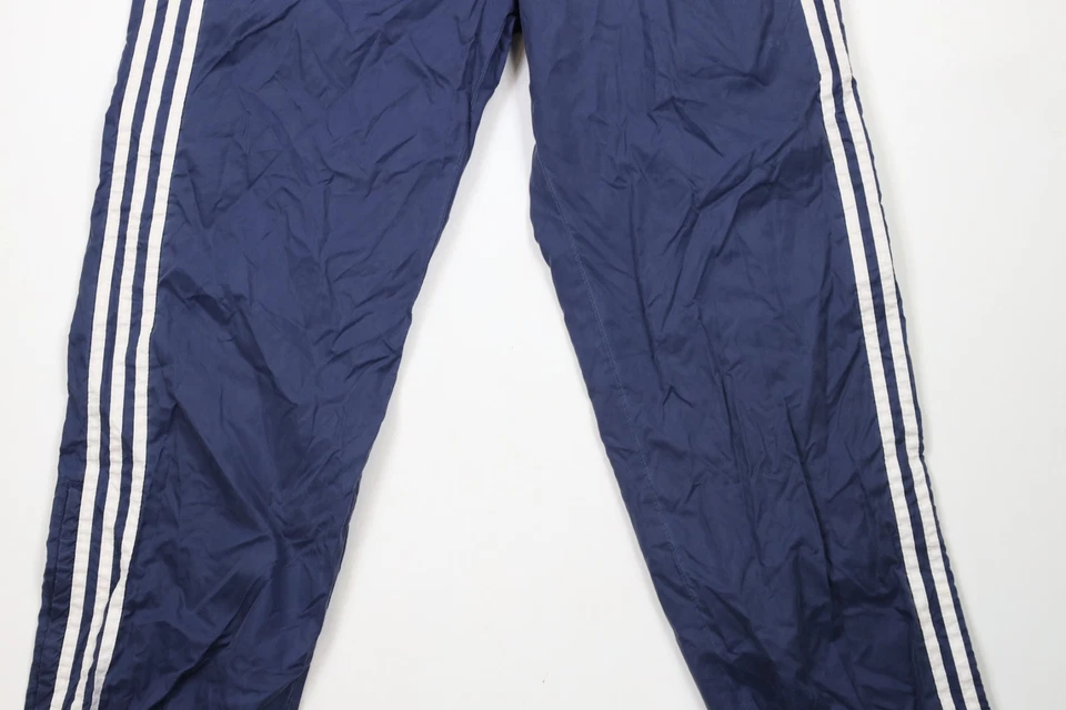 Pantalones de chándal vintage años 90 Adidas para hombre grandes descoloridos deletreados a rayas con puños de nailon Foto 3 de 4